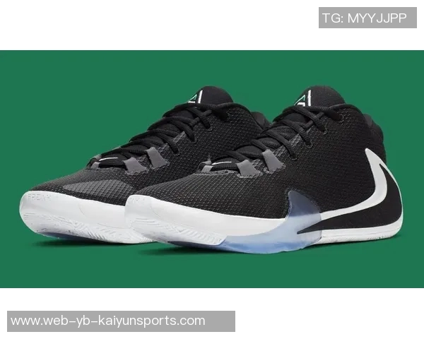 利拉德分享字母哥送的新款签名球鞋展现深厚友谊与团队精神 利拉德分享字母哥送的新款签名球鞋展现深厚友谊与团队精神