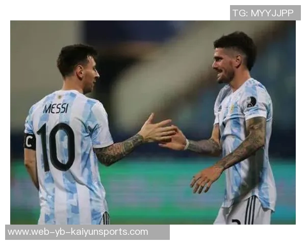 德保罗与梅西庆祝合照分享期待最后一步共同努力实现目标